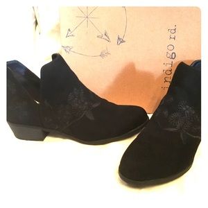 Indigo Rd. Size 6 suede black ankle booties.